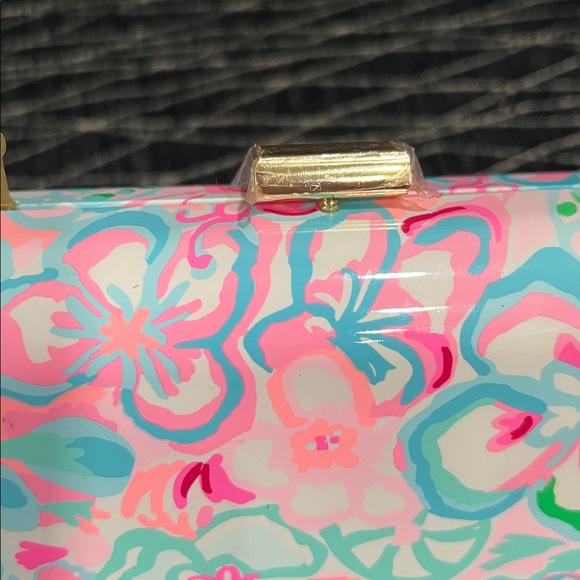 Lilly Pulitzer, hard side clutch. It does not have the chain to go with it. - Picture 6 of 6